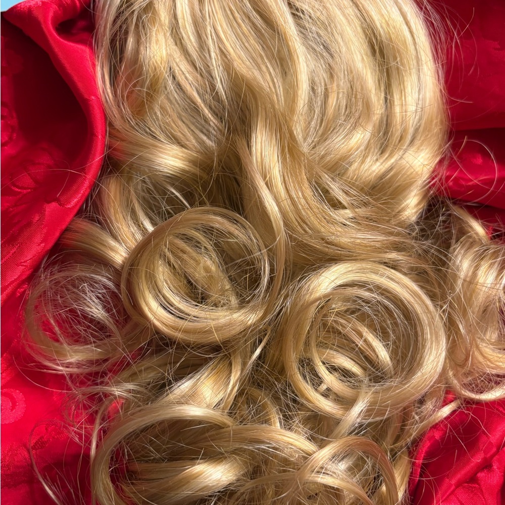 Blonde Wavy Clip-In Hair Extensions - Natural Shine